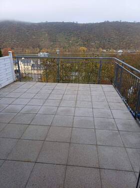 Terrasse mit Rheinblick - zur Vermietung steht eine neu renovierte Terrassenwohnung