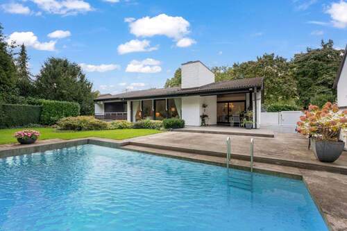 Außenansicht - Neu-Isenburg Zeppelinheim: Freistehender Bungalow mit Pool und Einliegerwohnung