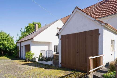 Hofeinfahrt mit Nebengebäuden - 6 Zimmer Bauernhaus, Landhaus in Amerdingen / Bollstadt