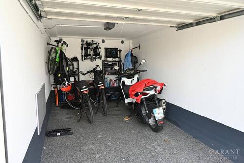 Garage mit elektr. Rolltor - 