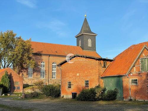 Hofeinfahrt Blick auf Kirchturm - 