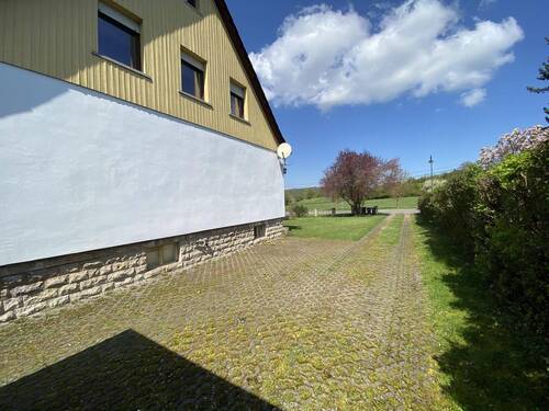 Grundstückszufahrt - Einfamilienhaus mit 130,00 m&sup2; in Kyffhäuserland zum Kaufen