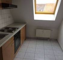 * Kleine und günstige DG 3-Zimmerwohnung mit Wannenbad, EBK und Laminat in ruhiger Lage! * - Leipzig Schönefeld-Abtnaundorf