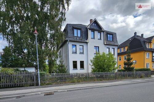Straßenansicht - Ein Haus - viele Möglichkeiten - Sanierungsobjekt mit solider Substanz für IHR Projekt