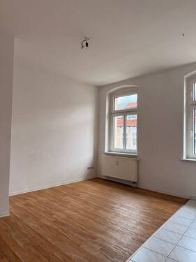 Wohnzimmer - 2 Zimmer Etagenwohnung zur Miete in Dessau-Roßlau