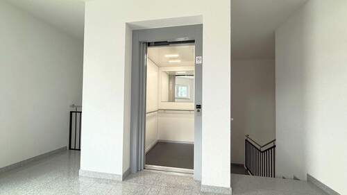 Treppenhaus + Aufzug - 