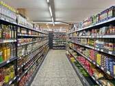 Aufgeräumter Verkaufsbereich des Supermarkts - 