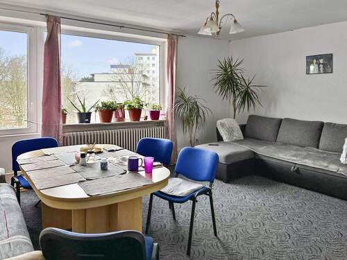 Heller Wohn- und Essbereich einer Wohneinheit - 