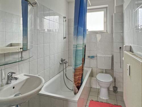 Gepflegtes Badezimmer einer Wohneiheit - 