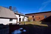 Hof mit Scheune und Nebengelass - 