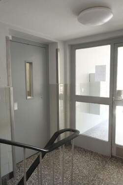 Treppenhaus mit Aufzug - 