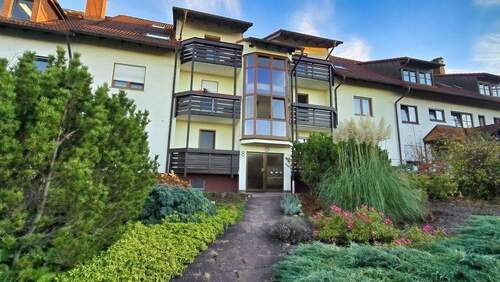 Zugang zum Haus - 5 Zimmer Maisonette Wohnung in Langensteinbach