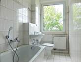 Bad mit Wanne und Fenster - 