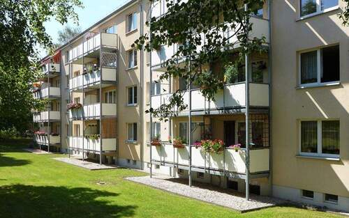 Hausansicht_Balkonseite - 3 Zimmer Etagenwohnung zur Miete in Chemnitz