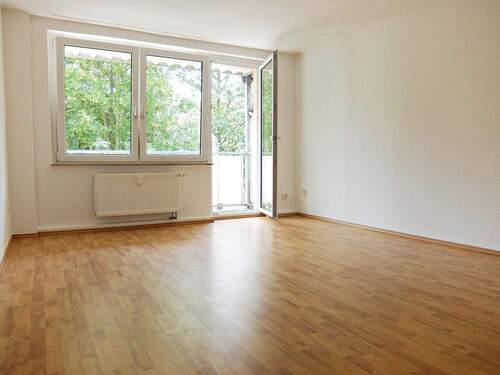 Wohnzimmer mit Balkon - 