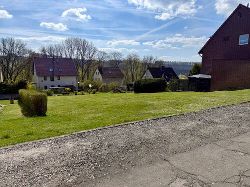 Ansicht von der Straße - **Baugrundstück in ruhiger Lage**