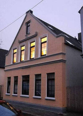 Haus außen - Gepflegtes Zweifamilienhaus mit vermieteter EG-Wohnung und freier Maisonettewohnung zu verkaufen