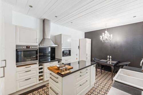stilvolle Küche mit Kücheninse - 1 Zimmer Mehrfamilienhaus, Wohnhaus in Petershagen Wasserstraße