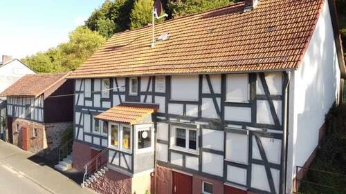 Gepflegtes Wohnhaus - 6 Zimmer Einfamilienhaus in Wetter (Hessen)