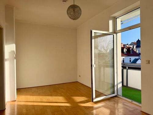 Wohnzimmer mit Zugang zum Balkon - 