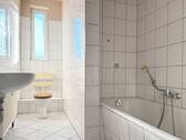 Badezimmer mit Wanne und WC - 