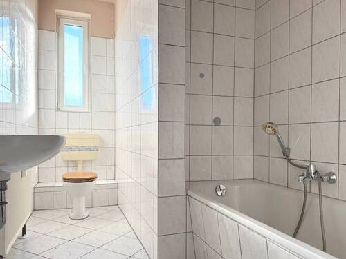 Badezimmer mit Wanne und WC - 