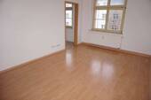Wohnzimmer - Laminatt 2. OG Bad mit Dusche frei ab sofort