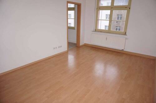 Wohnzimmer - Laminatt 2. OG Bad mit Dusche frei ab sofort