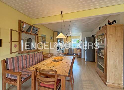 Essbereich mit Blick in die Küche - 3 Zimmer Einfamilienhaus in Neu-Anspach