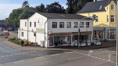 Eingang Apotheke - In absolut präsenter Lage von Süderbrarup befindet sich diese vollvermietete Immobilie!