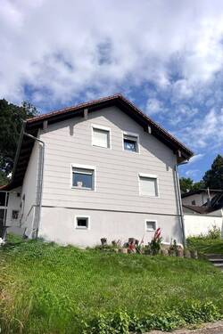 Hausansicht mit Garten - 6 Zimmer Einfamilienhaus zum Kaufen in Eggenfelden