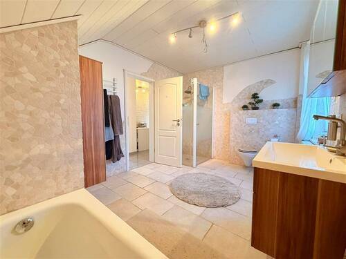 Bad mit Wanne und Dusche - 