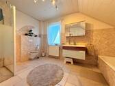 Bad mit Wanne/ Dusche und Fenster - 