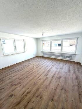 Wohnzimmer - Erstbezug nach Sanierung - tolle 3 Zimmer Wohnung mit Balkon