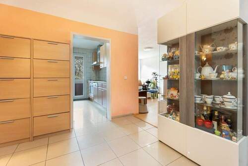 Flur - Etagenwohnung mit 92,00 m&sup2; in Frankfurt am Main zum Kaufen