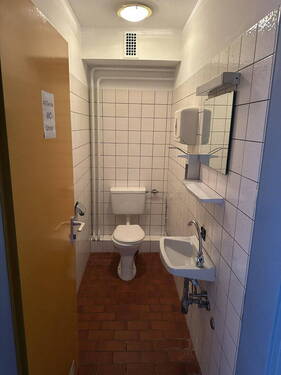 2 getrennte Toilettenräume - 