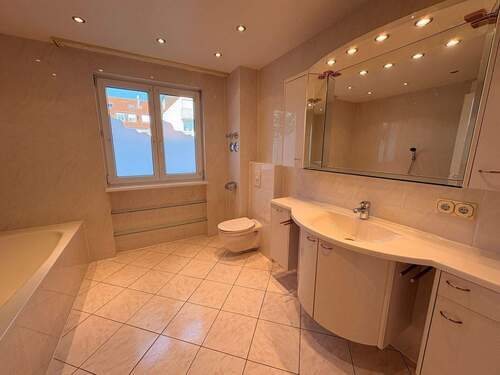 Tageslichtbad mit Wanne und Dusche - 