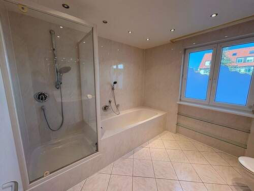 Tageslichtbad mit Wanne und Dusche - 