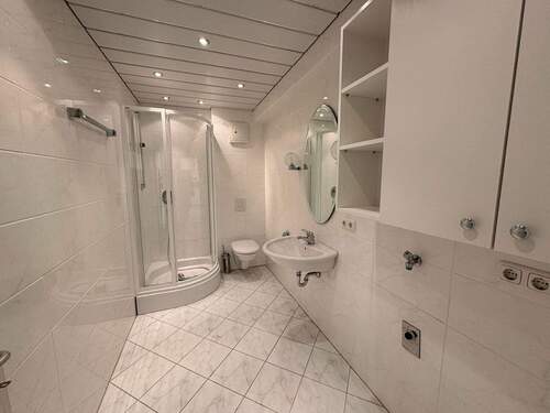 Gäste-WC mit Dusche - 