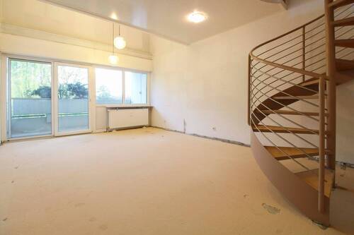 Wohnzimmer - Großzügige Penthousewohnung mit Galerie, Dachterrasse & Loggia in ruhiger Waldrandlage