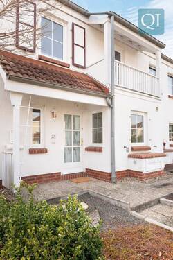 QI-6830 Hausfront - QI: Leben am See - Natur und Zuhause vereint