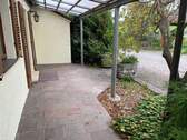 Terrasse überdacht - OT Schwaighausen - 2,5 Zimmer-Wohnung mit Terrasse, Einbauküche, Tageslichtbad, separatem WC im EG eines sehr gepflegten 2 Familienhauses
