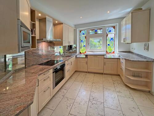 hochwertige Einbauküche mit Elektrogeräten - 