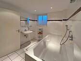 Badezimmer im Untergeschoss - 