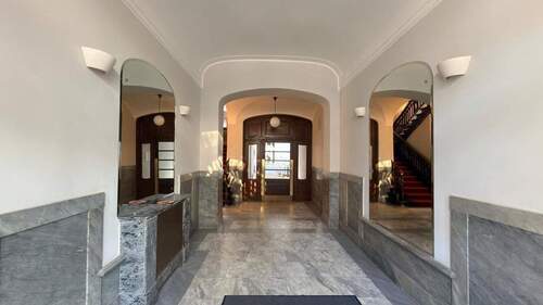 Hauseingang - 1 Zimmer Etagenwohnung zum Kaufen in Berlin