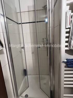 Bad mit Dusche - Badewanne - Toilette - 