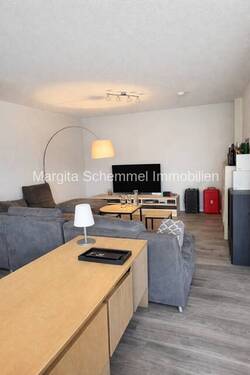 Wand im Wohnzimmer mit weißer Wand (KI) - Etagenwohnung mit 80,00 m&sup2; in Feucht zum Kaufen