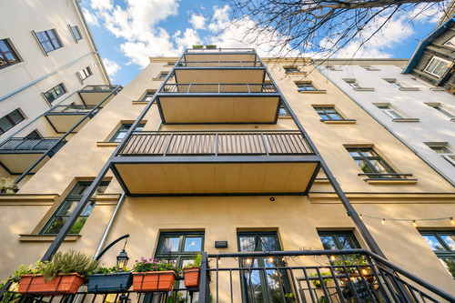 Hinteransicht mit Balkon - 