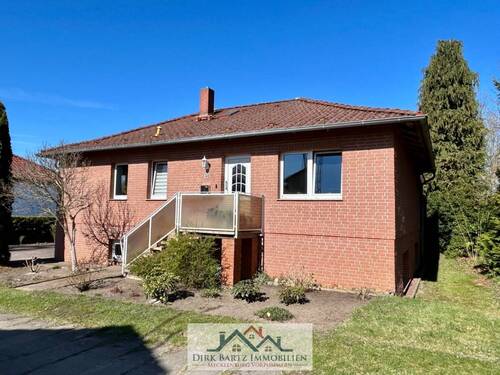 Hausansicht - Einfamilienhaus mit viel Potenzial in ruhiger Lage am Stadtrand!!