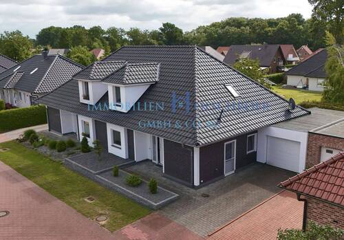 Ansicht - 2015 erbaut - 2021 weiter aufgewertet! Direkt einziehen und Zuhause fühlen... Geschmackvolle und moderne Doppelhaushälfte mit Garage und vielen Aussta